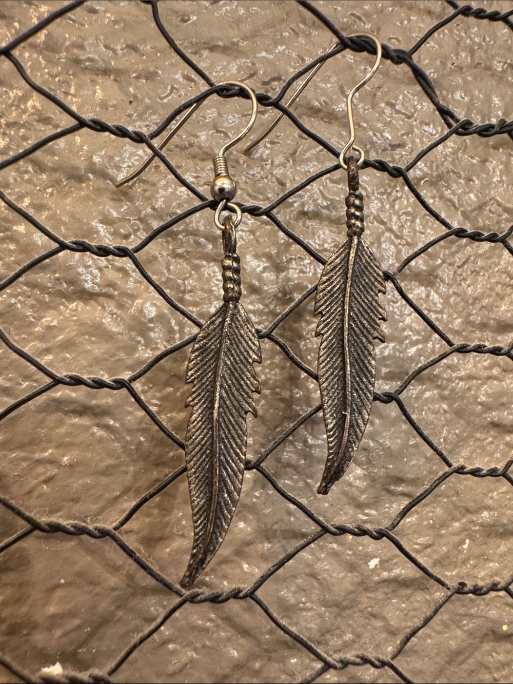 Vintage-Inspired Feather Drop Earrings - Black